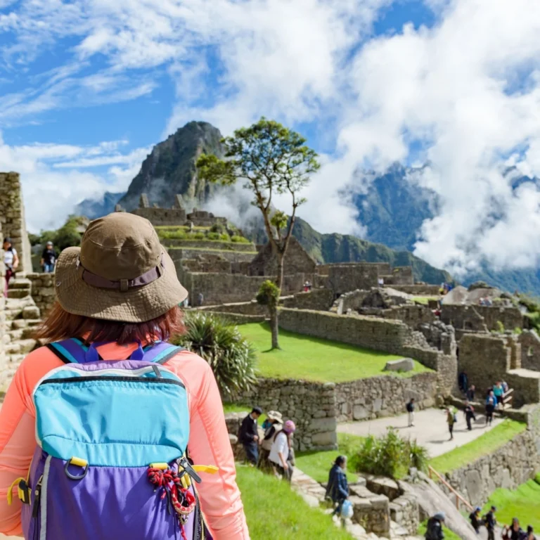 Turista observando las ruinas de Machu Picchu - tour full day